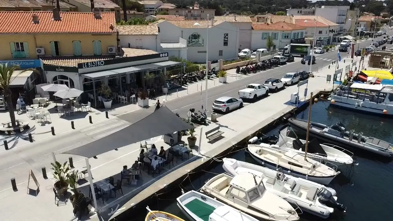 sur le port et proche des plages