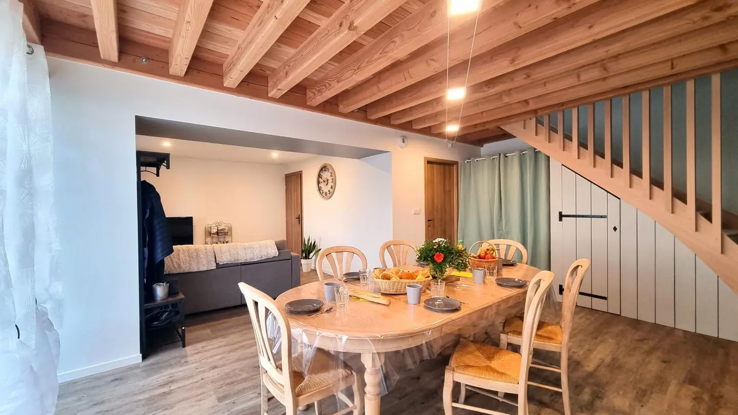 Pièce à vivre : cuisine ouverte sur salle à manger et salon