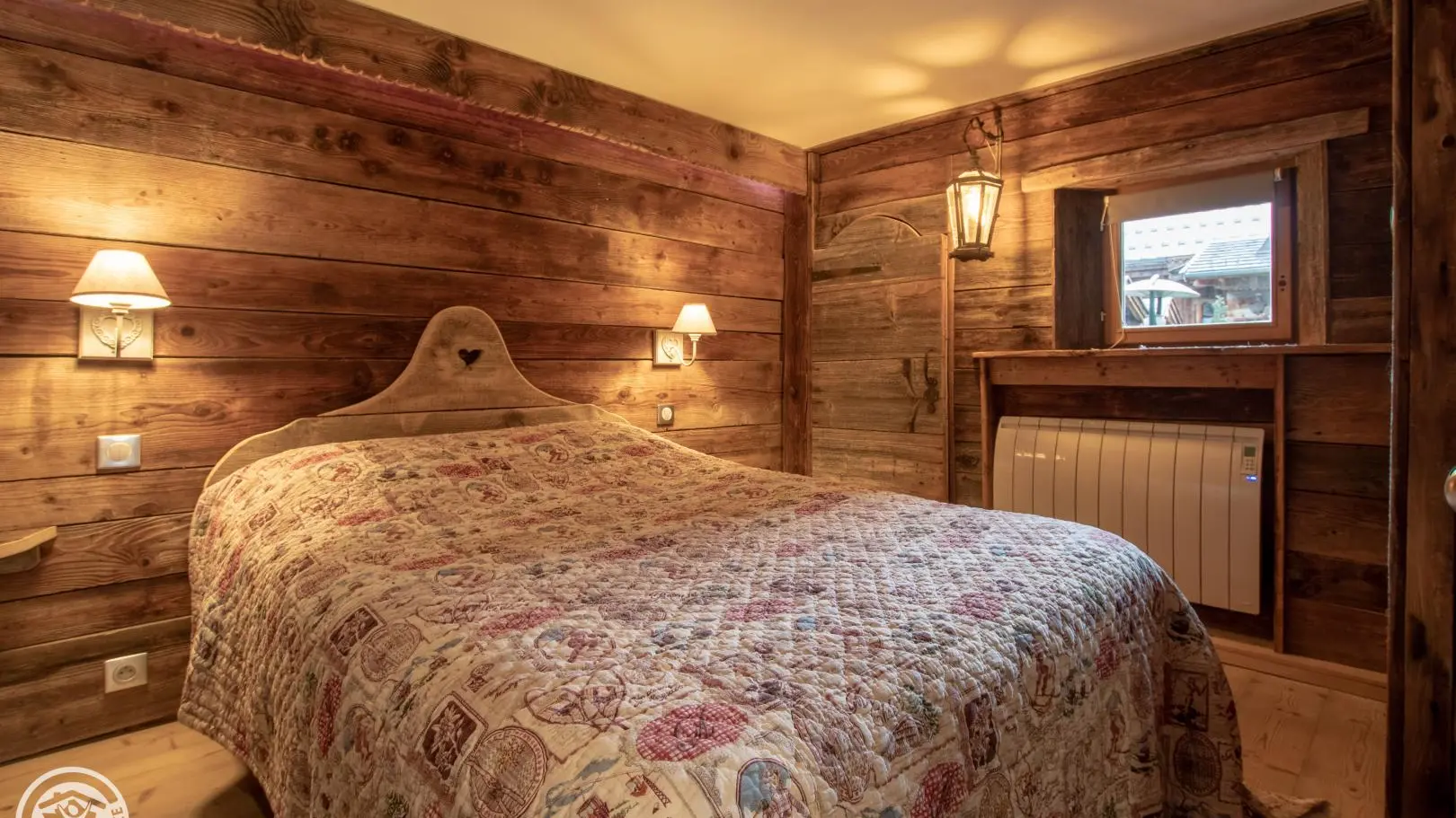 Chambre Cochette pour 4 personnes (+ lit d'appoint en mezzanine)/ 2 espaces couchage.