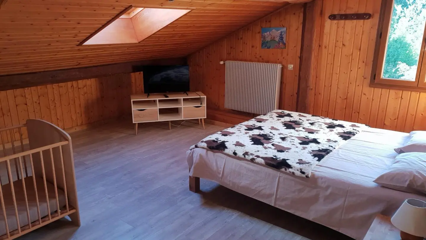 Chambre 2 avec lit 160x200 et lit bébé 70x140