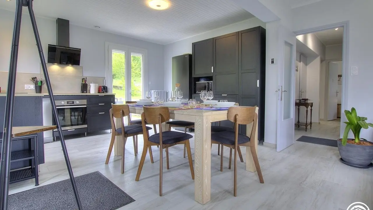 Cuisine avec accès terrasse - vue sur couloir d'accès aux chambres