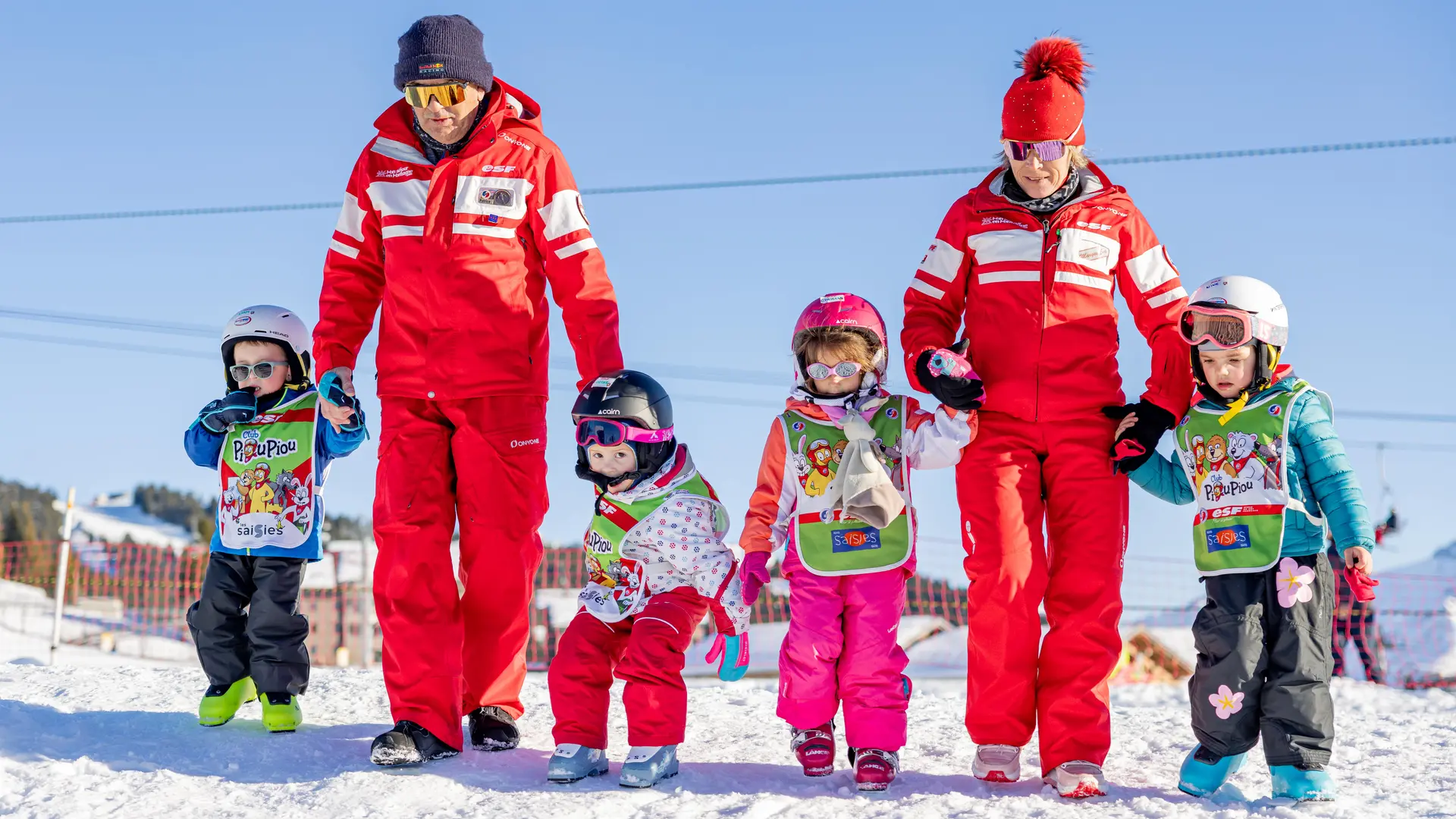 moniteurs de ski et enfants