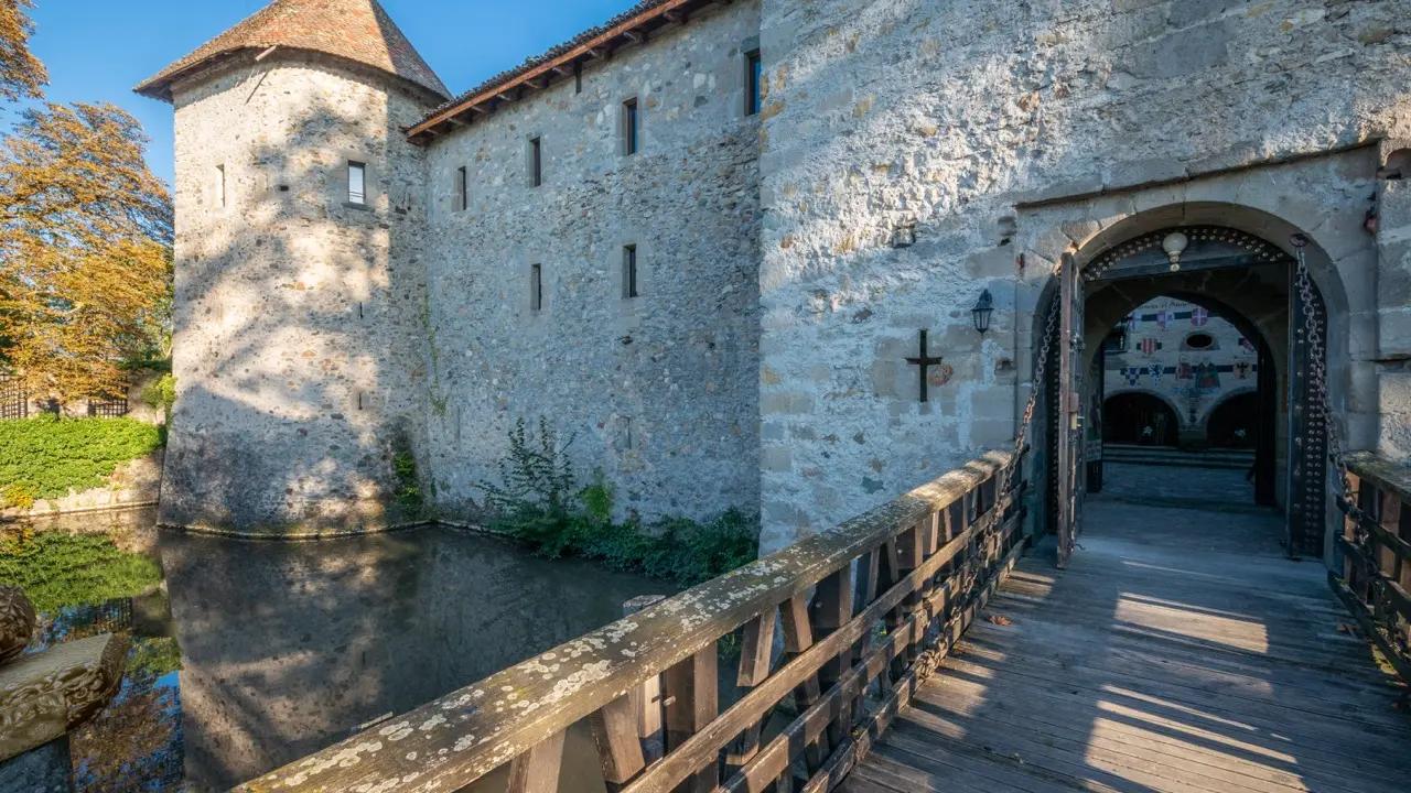 Pont levis, douves et mur d'enceinte du Château d'Avully