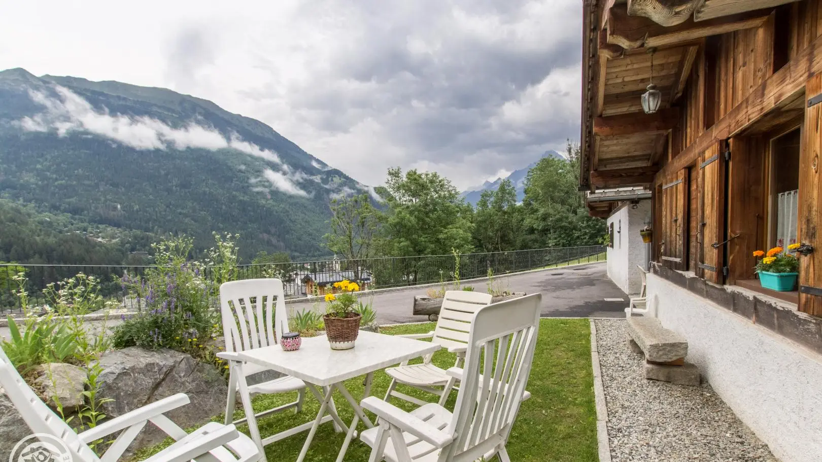 jardin avec table chaise vue sur la chaine du mt blanc