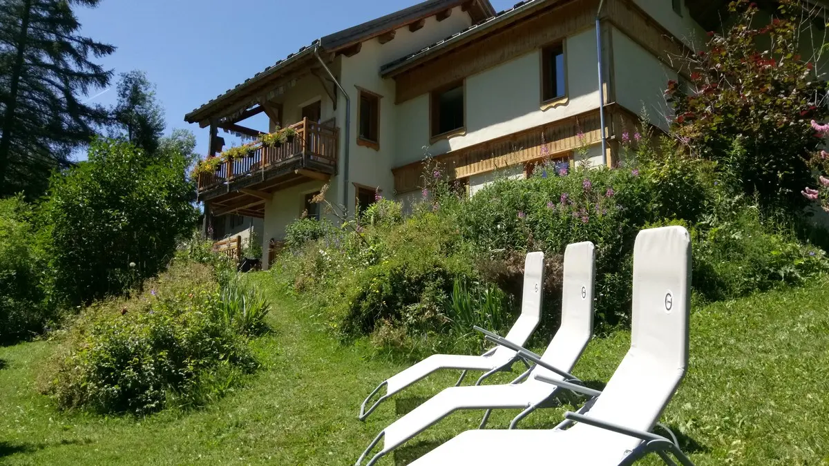 Jardin du gîte -espace détente -longues chaises