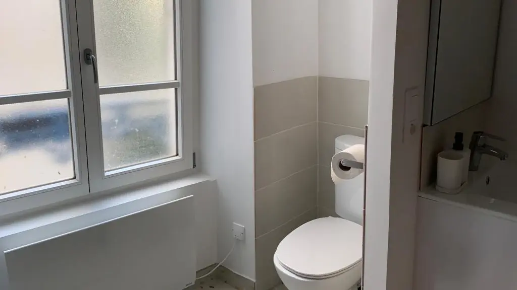 Salle de bain avec WC