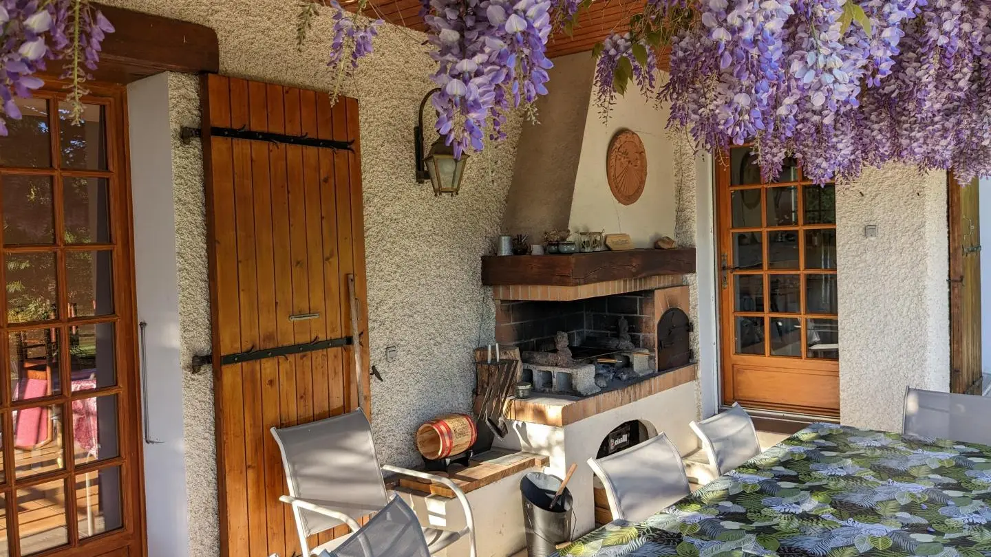 Sous la terrasse ombragée par la glycine