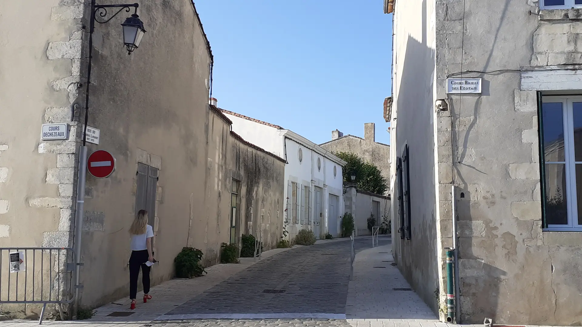 Escultura de la calavera frente a la de la Virgen María