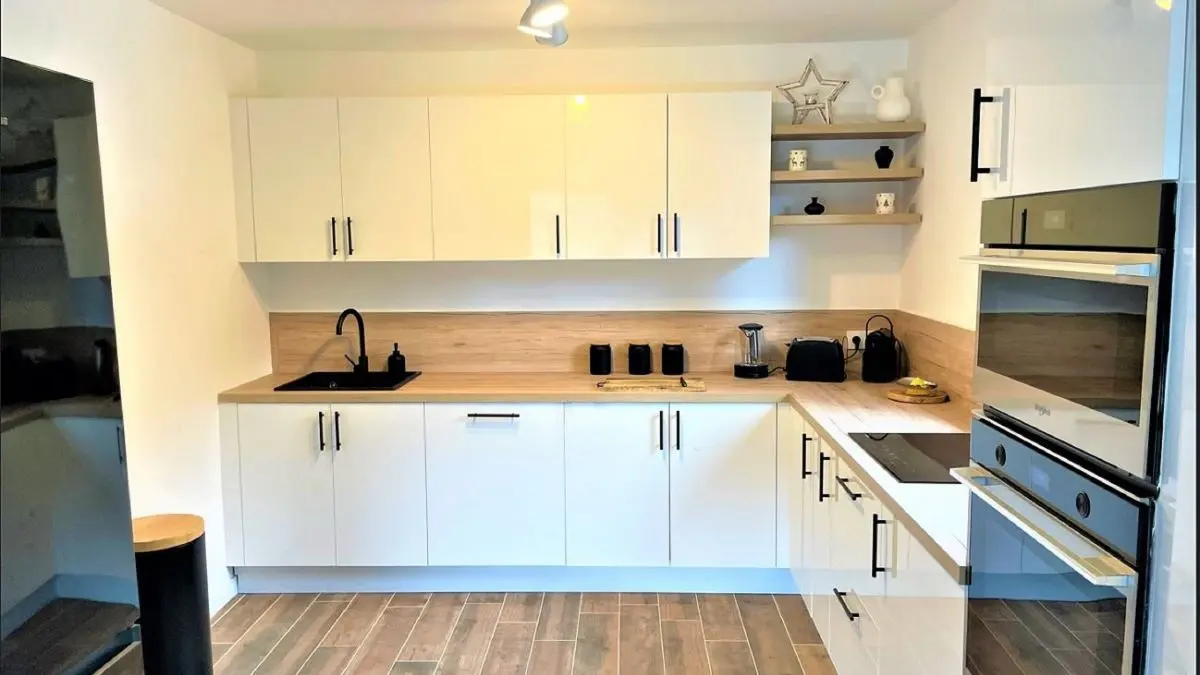 Coin cuisine moderne et lumineux, plaques électriques, four, micro-onde