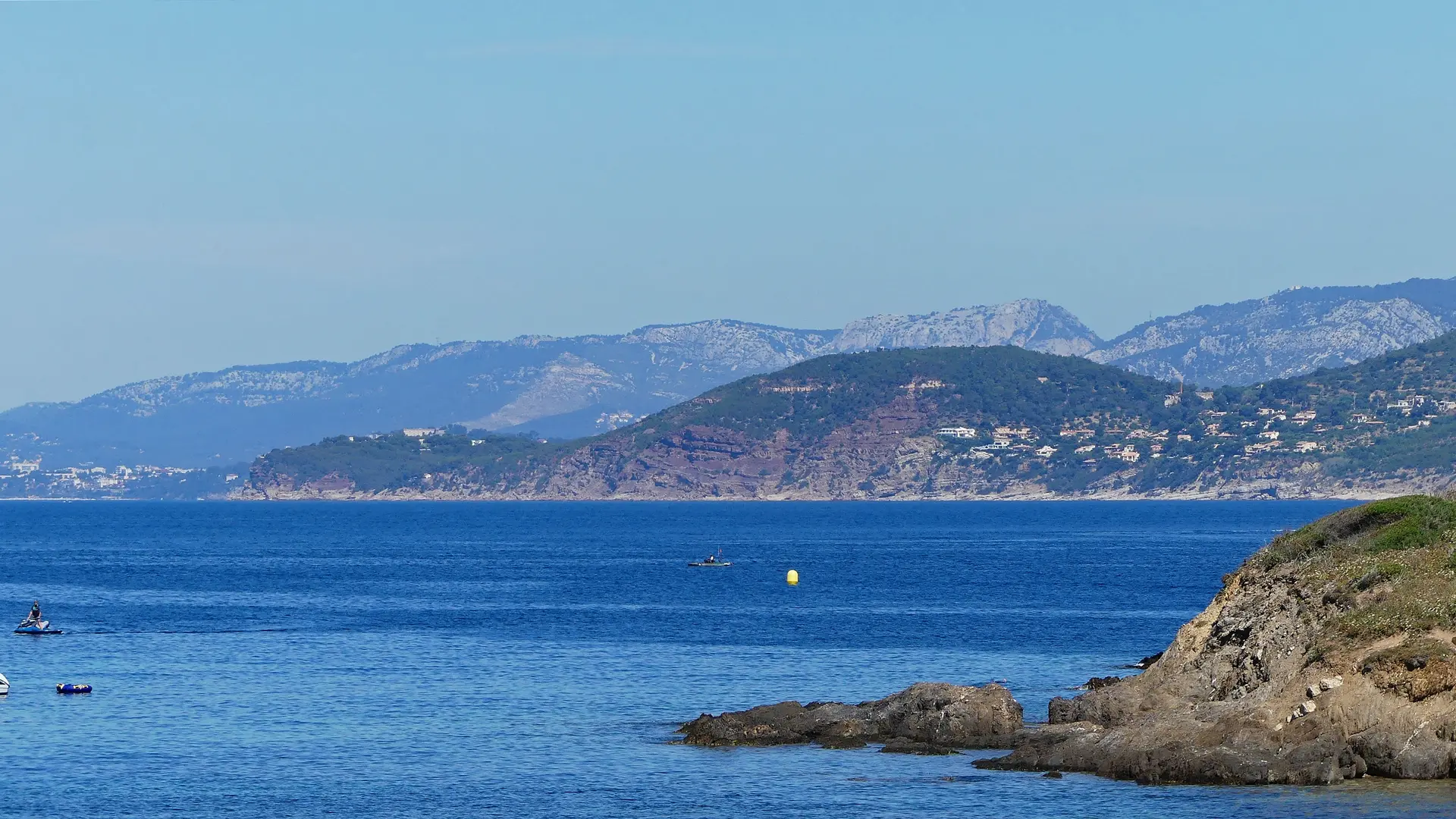 Vue sur le Cap Garonne et les Baux rouges