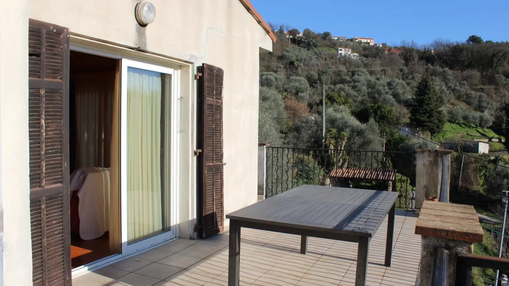 Gîte Macaron-Terrasse-Contes-Gîtes de France des Alpes-Maritimes