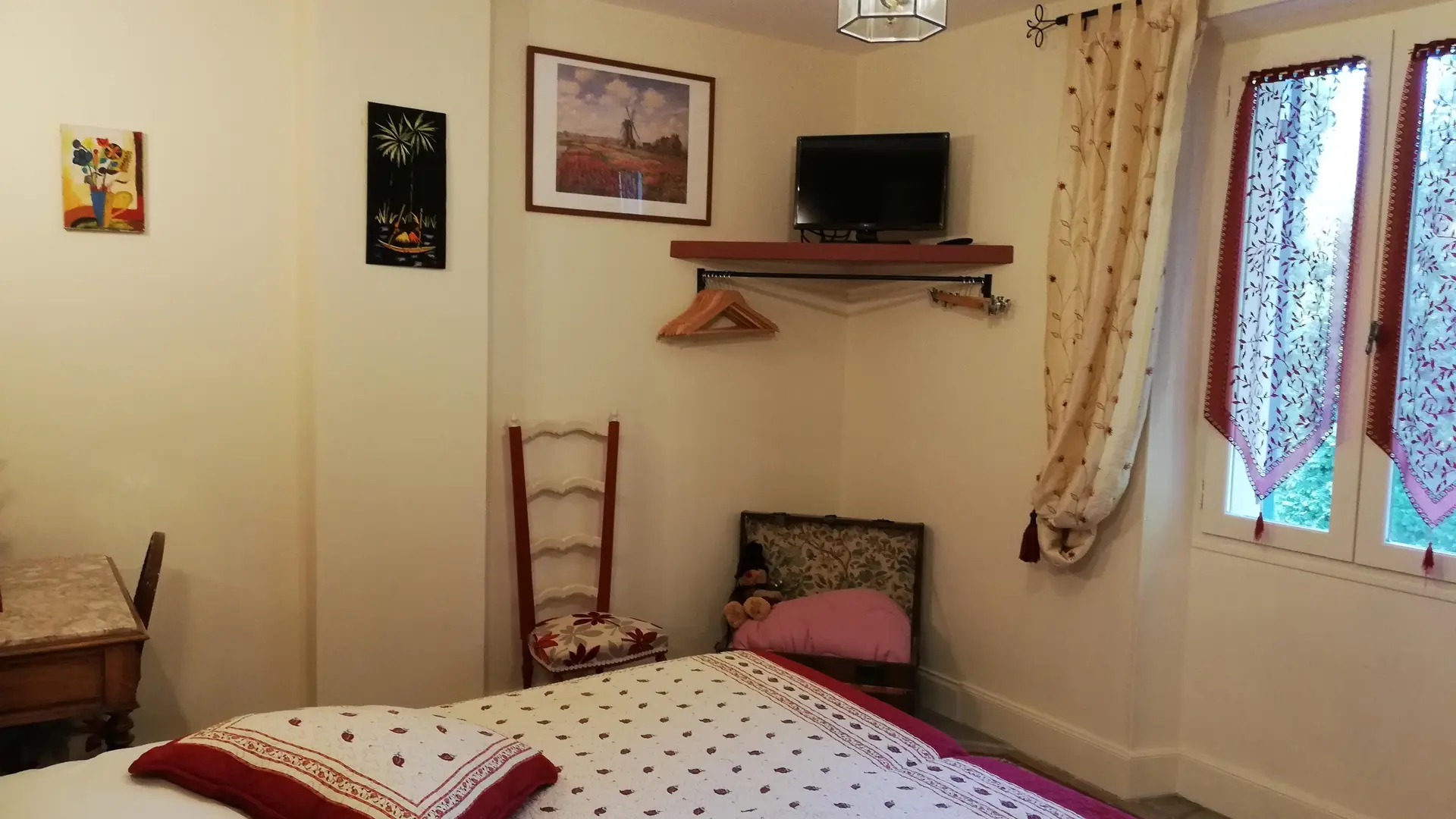 Une chambre claire et soignée, équipée pour un séjour confortable et reposant.