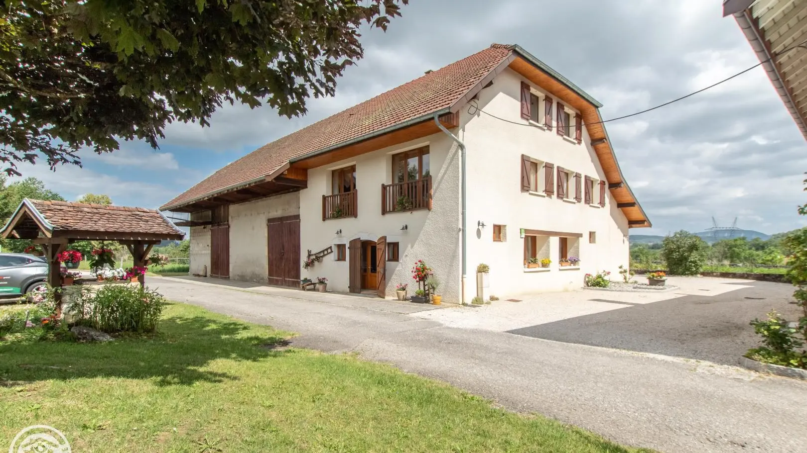 Bâtisse où se situe le gîte - vue depuis le chemin d'accès
