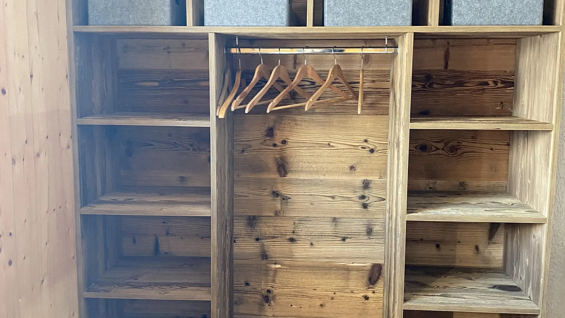 Penderie dans une chambre