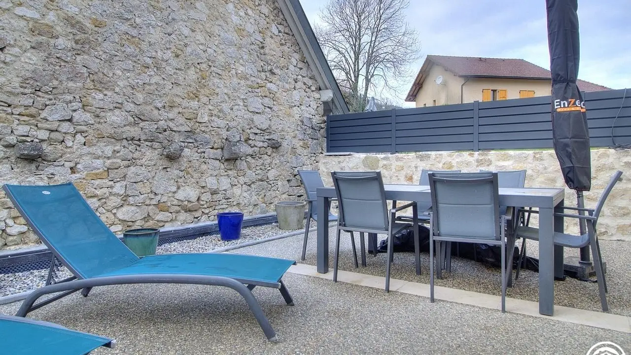 Une terrasse privée et accessible depuis la pièce de vie.