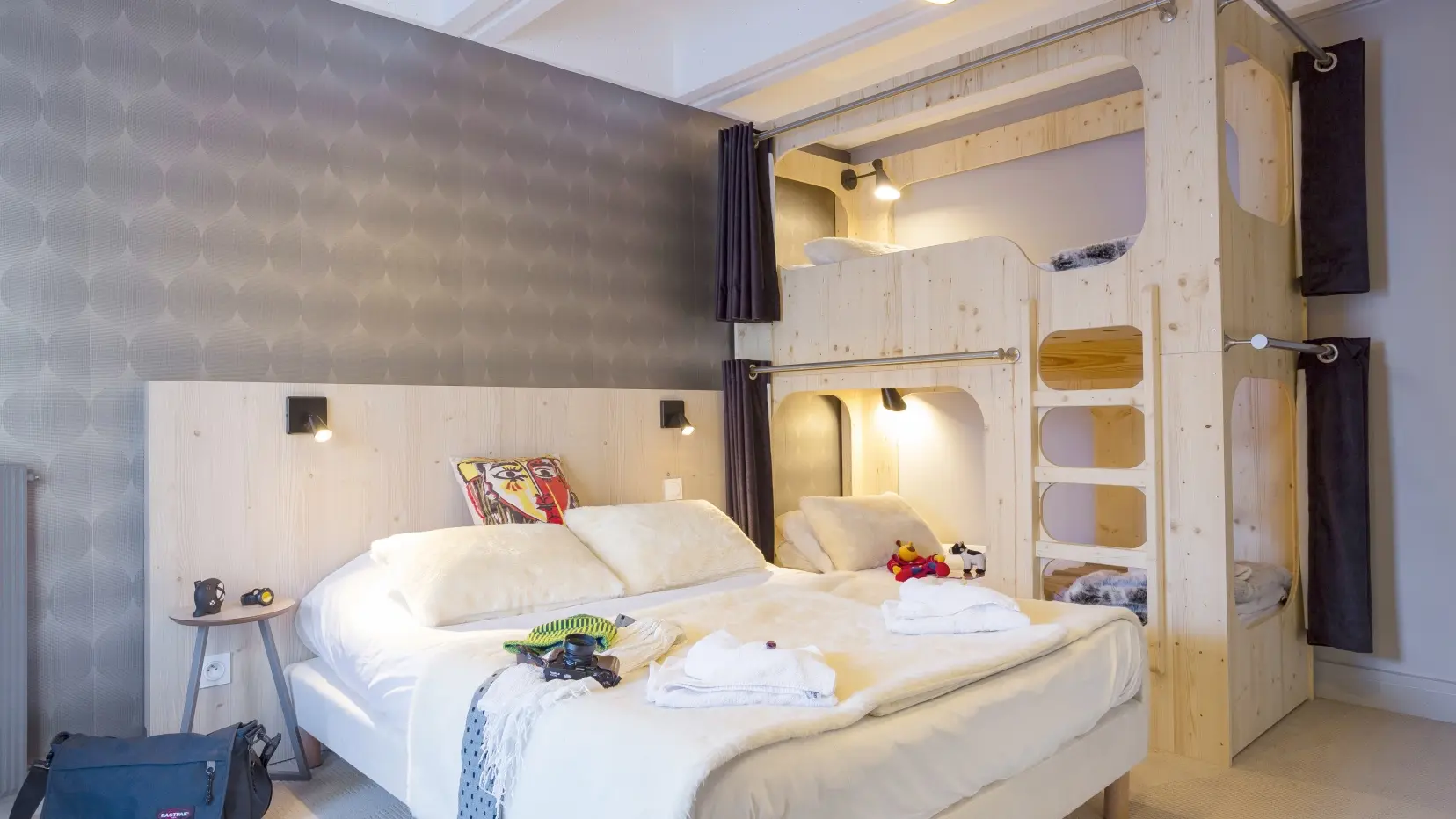 Chambre familiale avec 1 lit double et 2 lits superposés