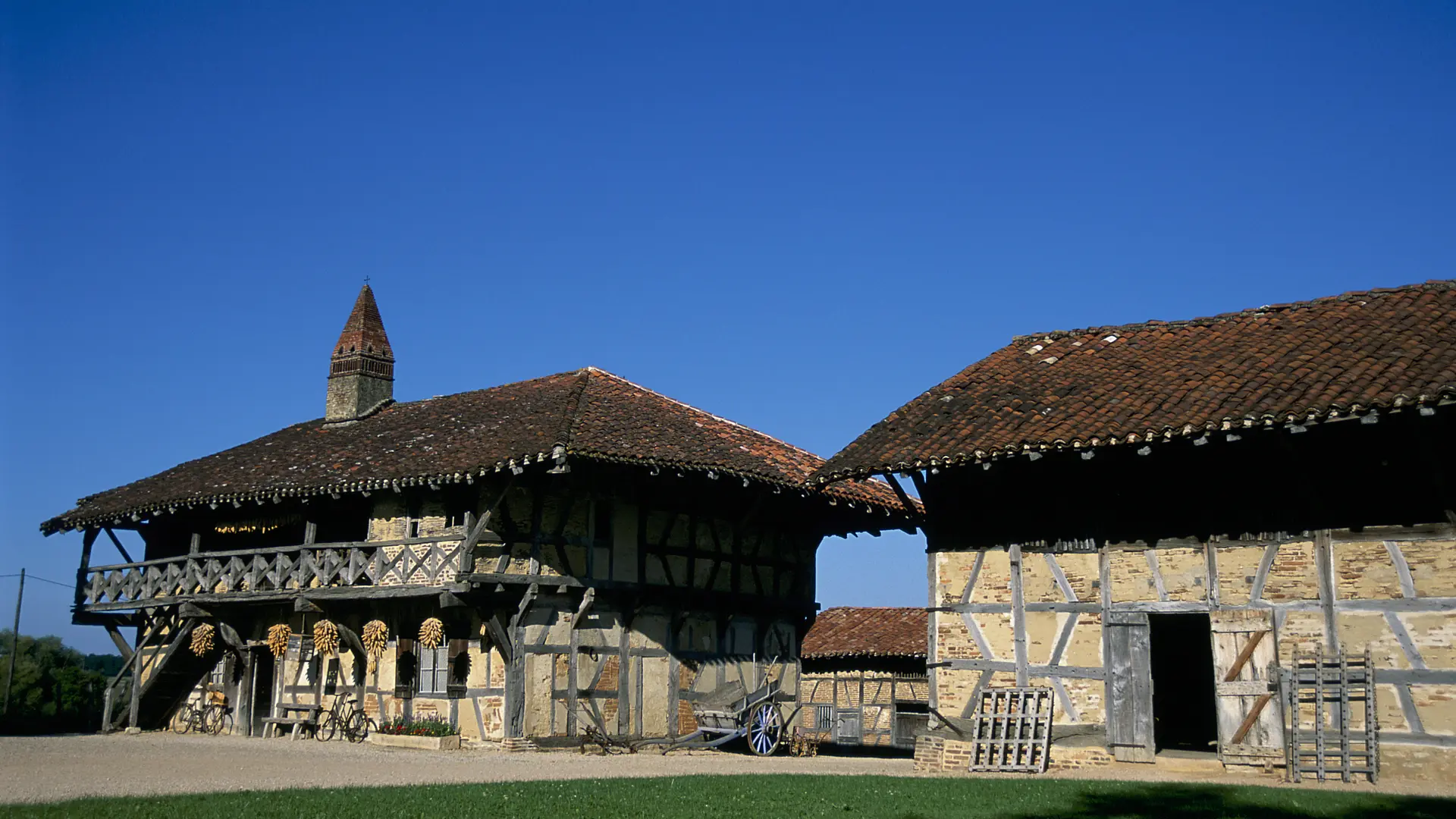 2 corps de bâtiment de la feme de la Forêt