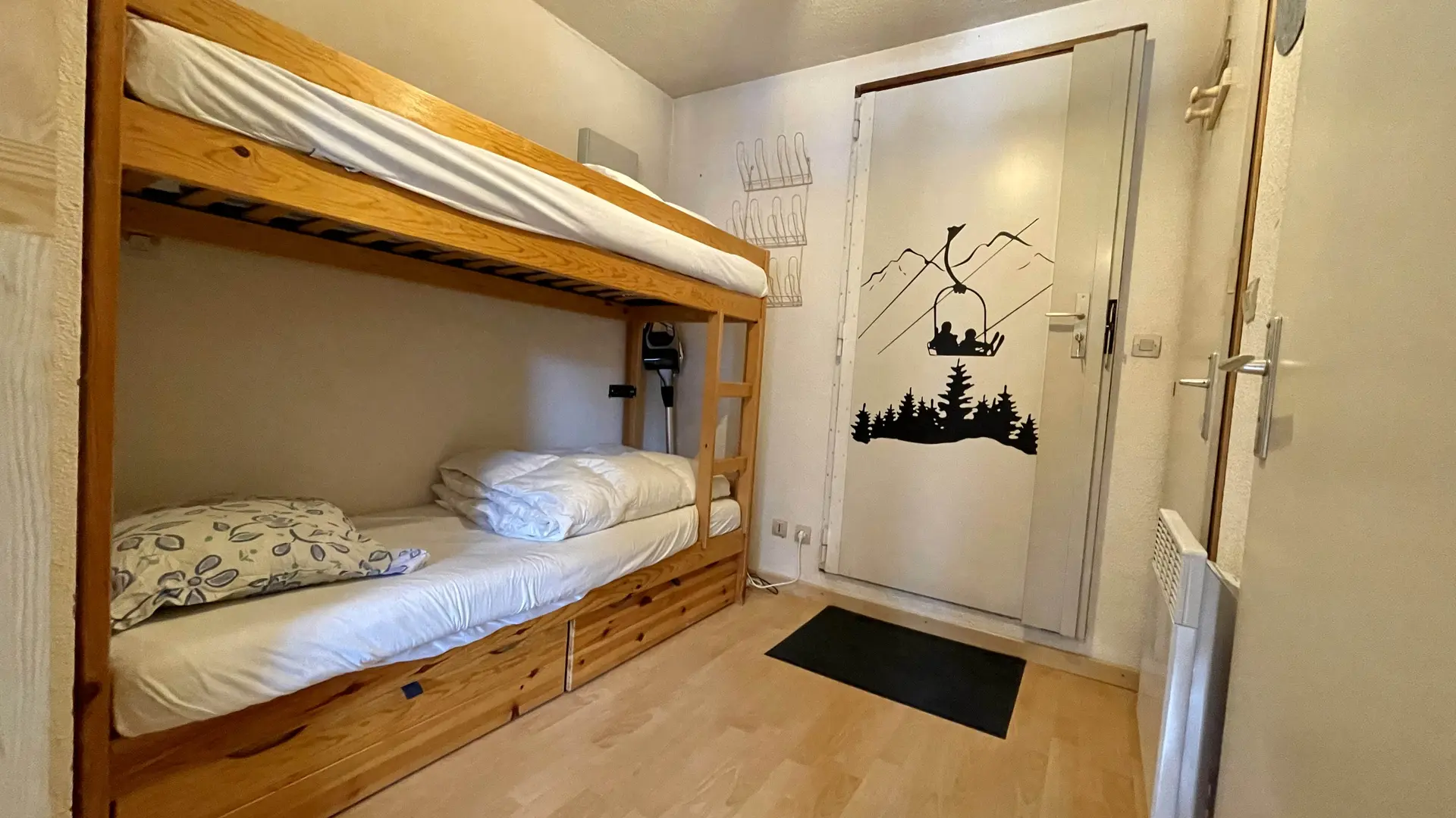 Entrée de l'appartement avec coin montagne et porte d'entrée avec jolie décoration