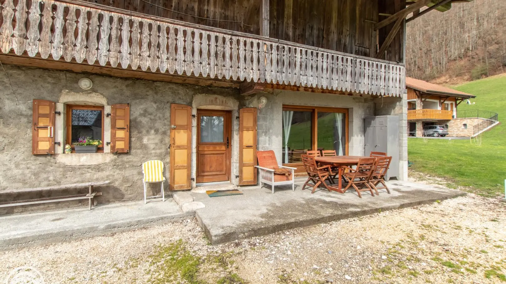 Cette photo de l'extérieur a été  prise avant les travaux sur la façade 
Désormais, les murs sont crépis en imitation pierre