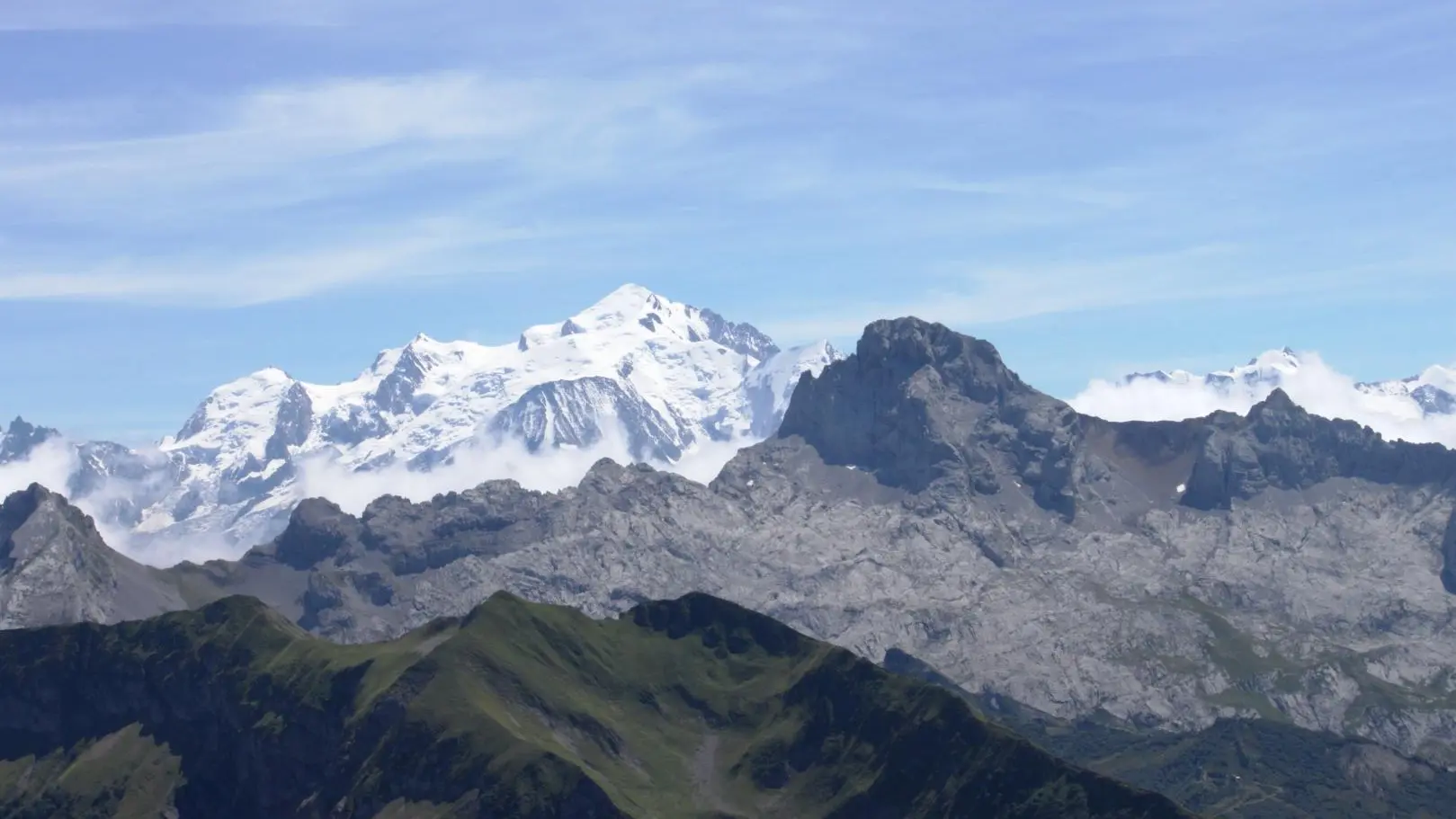 Le Mont-Blanc, La pointe-Percée vus du lac de Peyre au Col de la Colombière