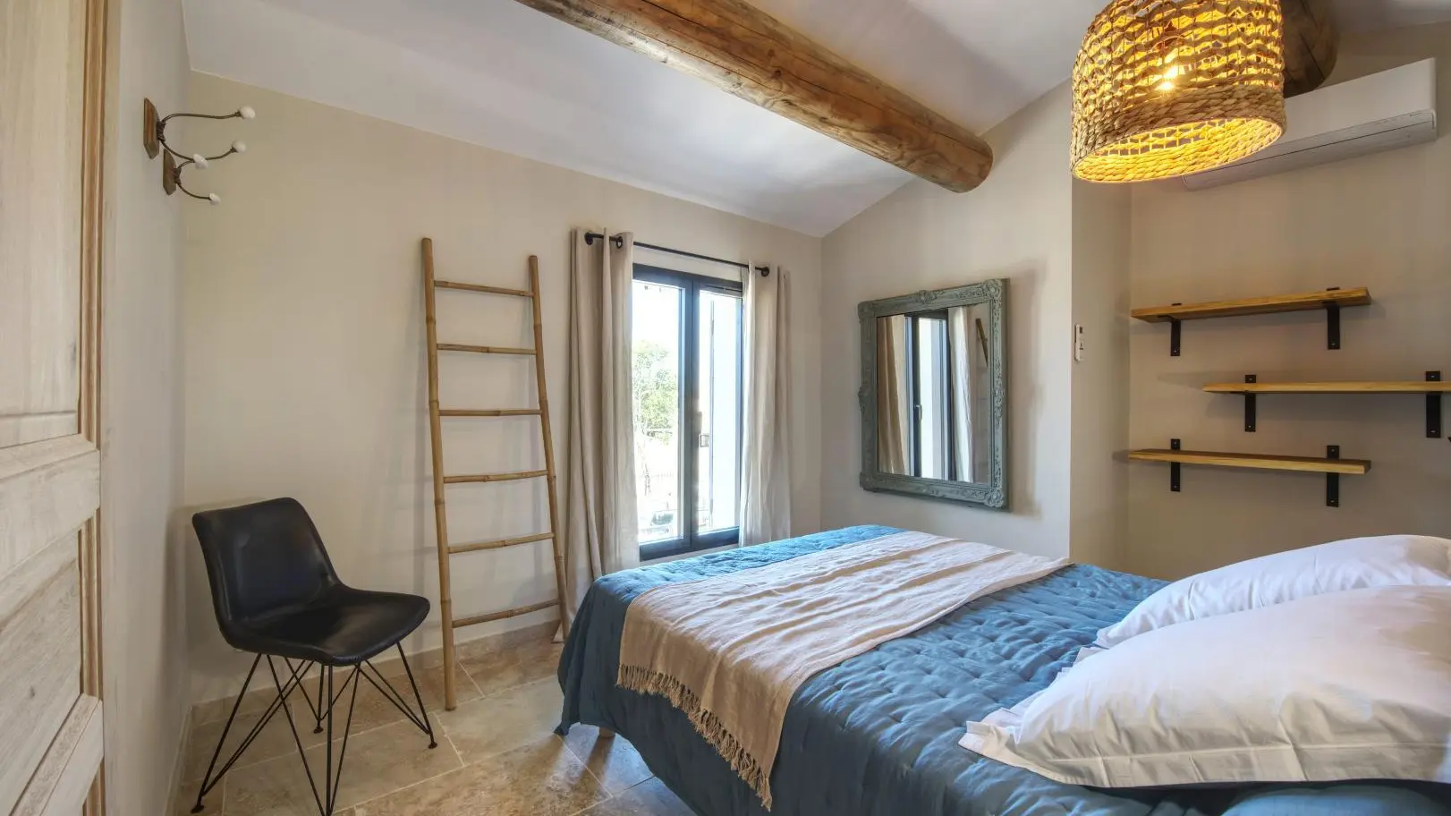 Chambre avec rangements