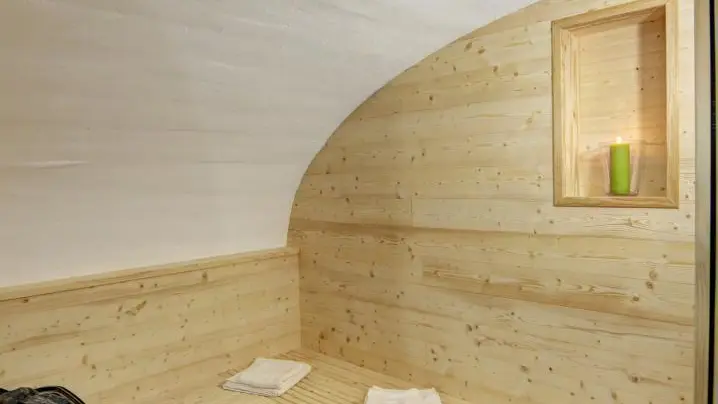 L'accès à l'espace bien-être (sauna et jacuzzi) se fait indépendamment et n'est pas compris dans le prix du gîte. Pour y avoir accès merci de souscrire au forfait supplémentaire de 10?/h et par personne.