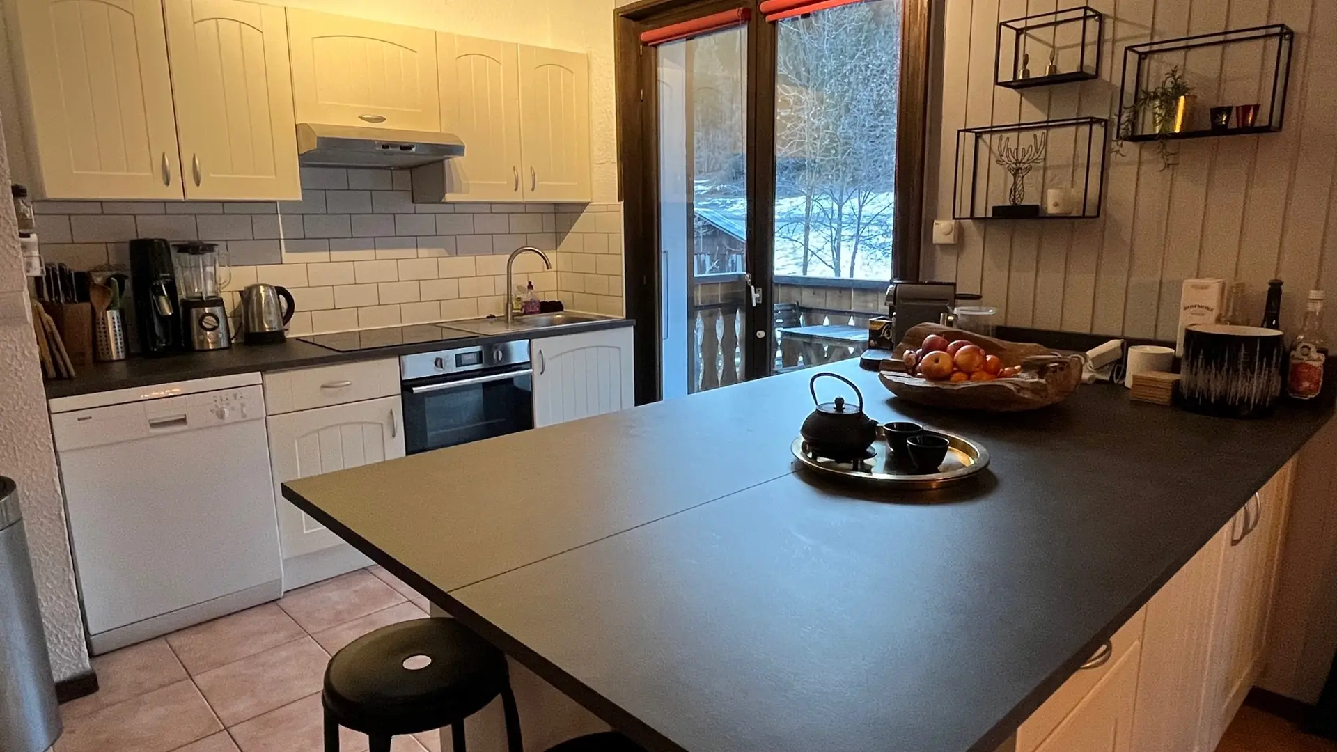 Cuisine avec son grand comptoir