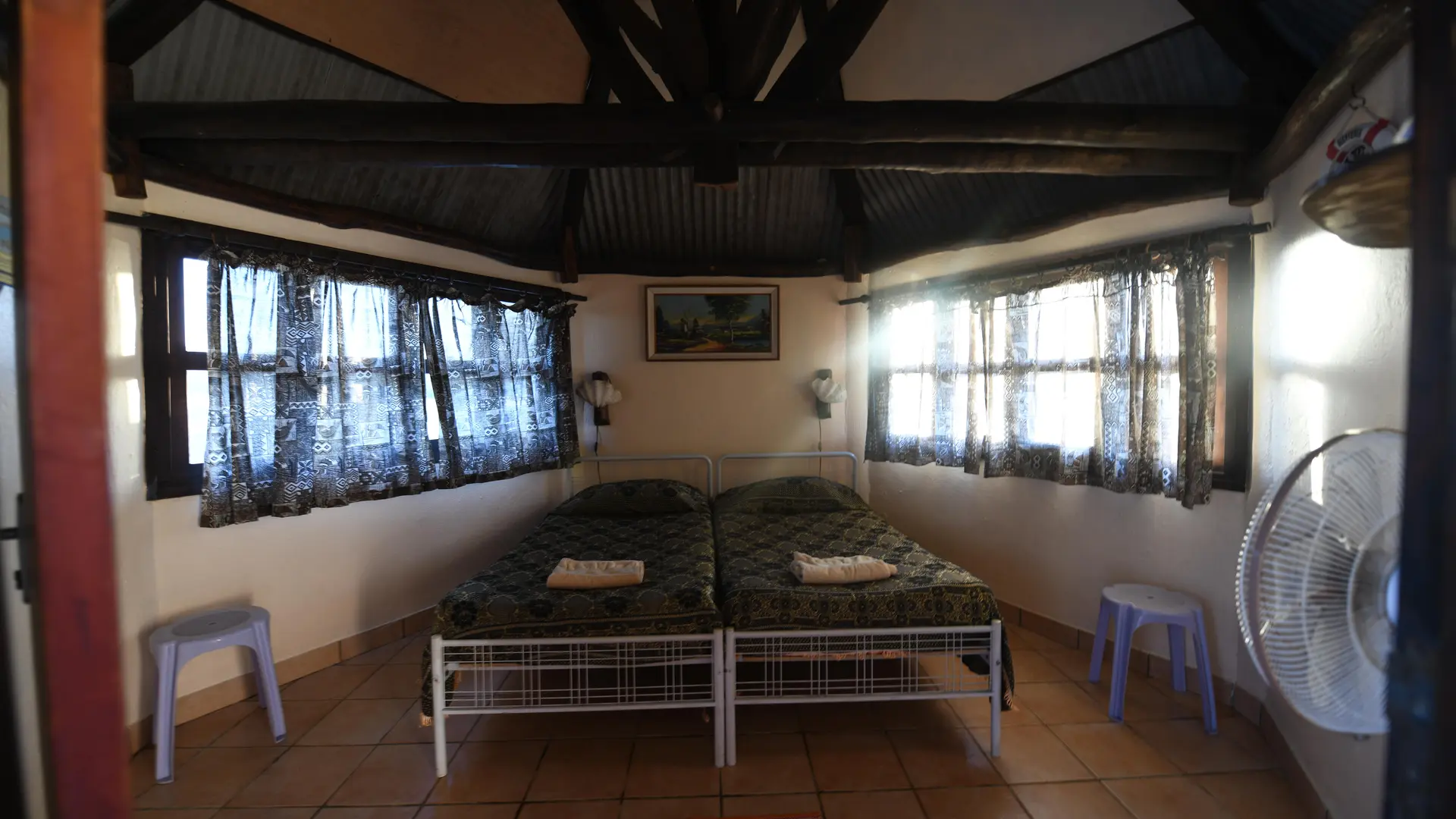 intérieur, chambre, lits, relais de Golone, Poum