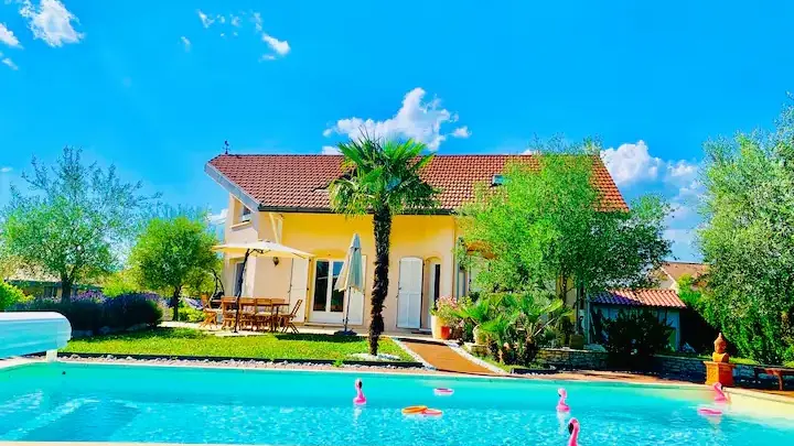 vue sur la piscine et la terrasse depuis le jardin