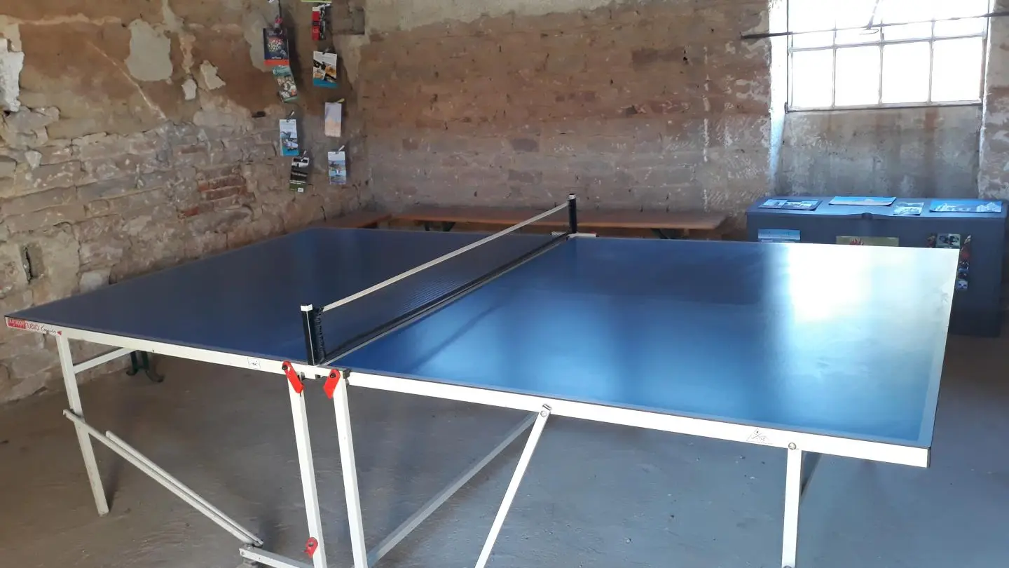 salle avec ping pong