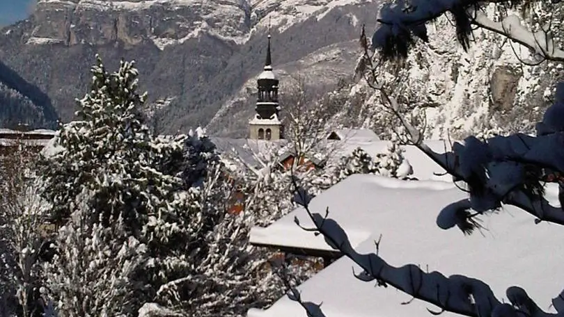 Vue du gîte et du jardin en hiver