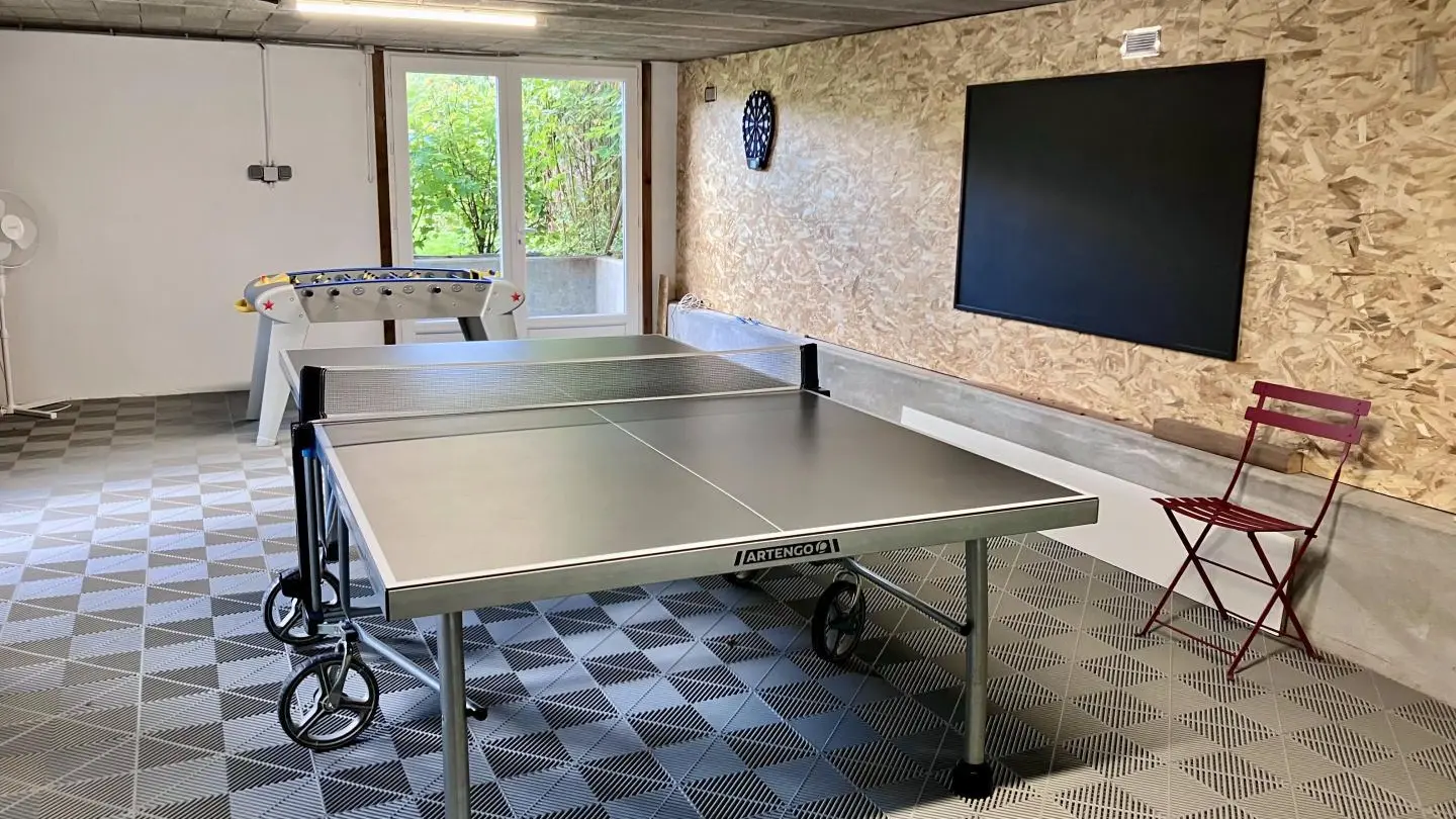 Salle de jeux de 45 m2 (ping-pong, baby-foot, fléchettes) pouvant servir à d'autres activités