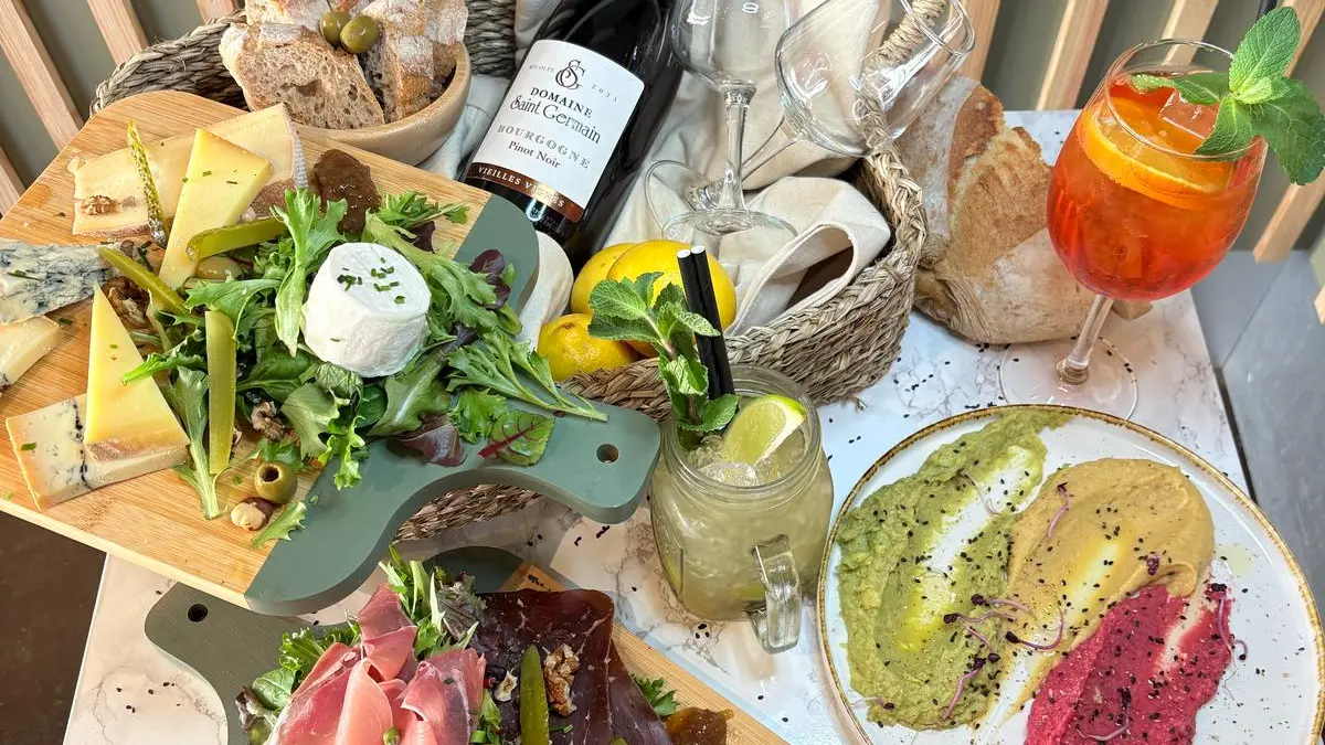 Plateau de charcuterie, trio de houmous, tapenade maison, guacamole en tapas