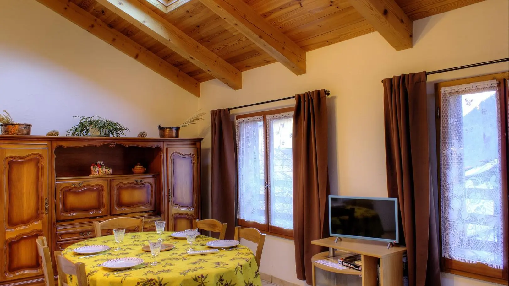 Gîte Lu Isoulan 1-Espace repas-Isola-Gîtes de France des Alpes-Maritimes