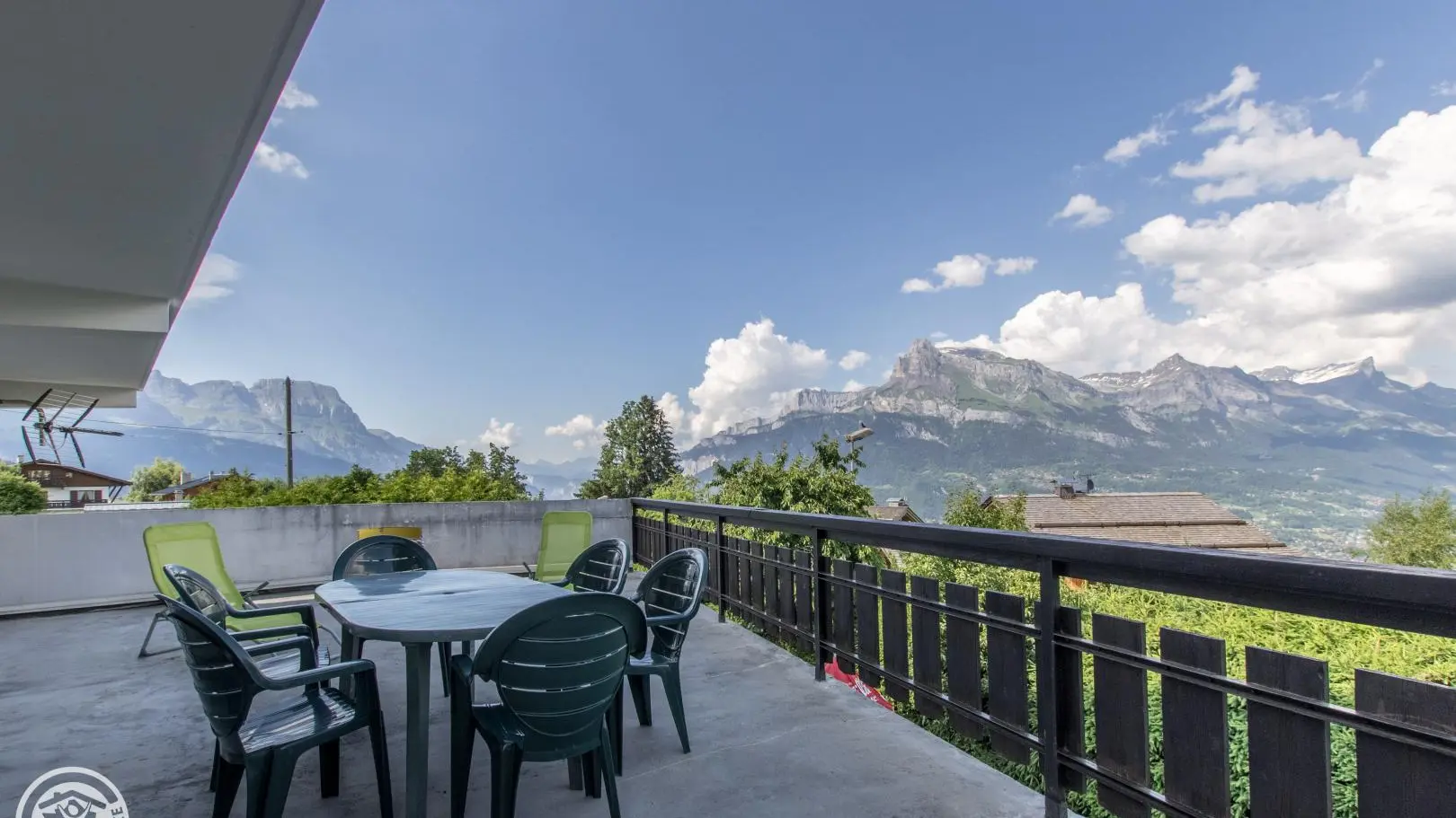 La terrasse, vue sur la chaine du Mont-Blanc, les Aiguilles de Warens et la Chaine des Aravis.