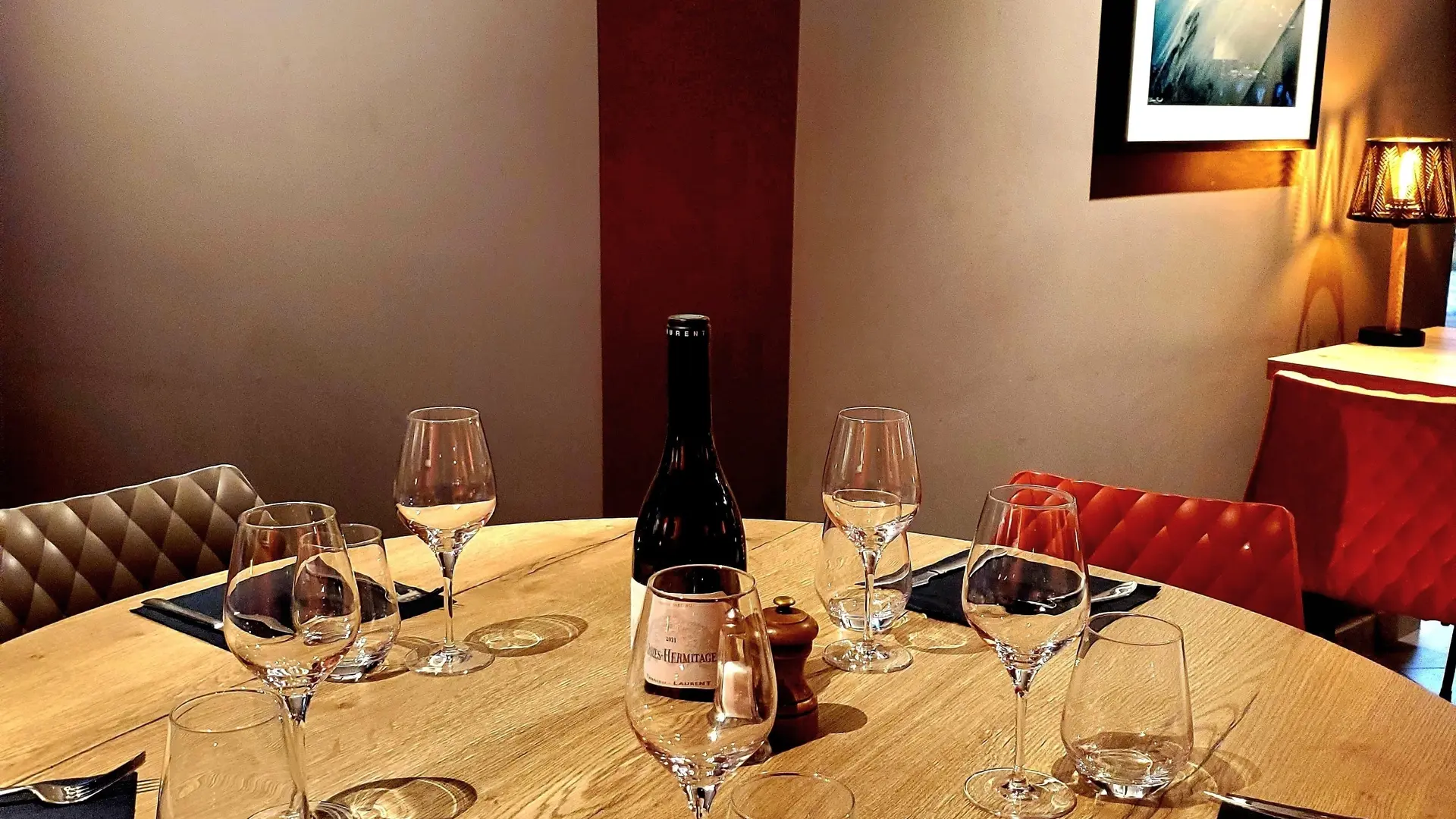 Salle du Restaurant avec de magnifiques photos de nos montagnes