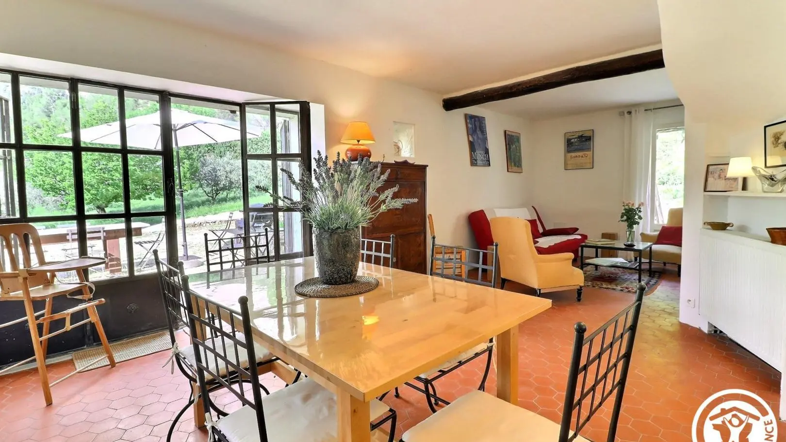 Salle à manger donnant sur la terrasse