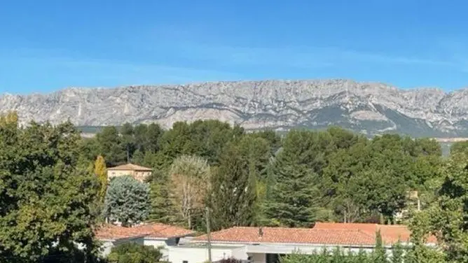 Vue sur la Sainte Victoire chère au peintre Cézanne