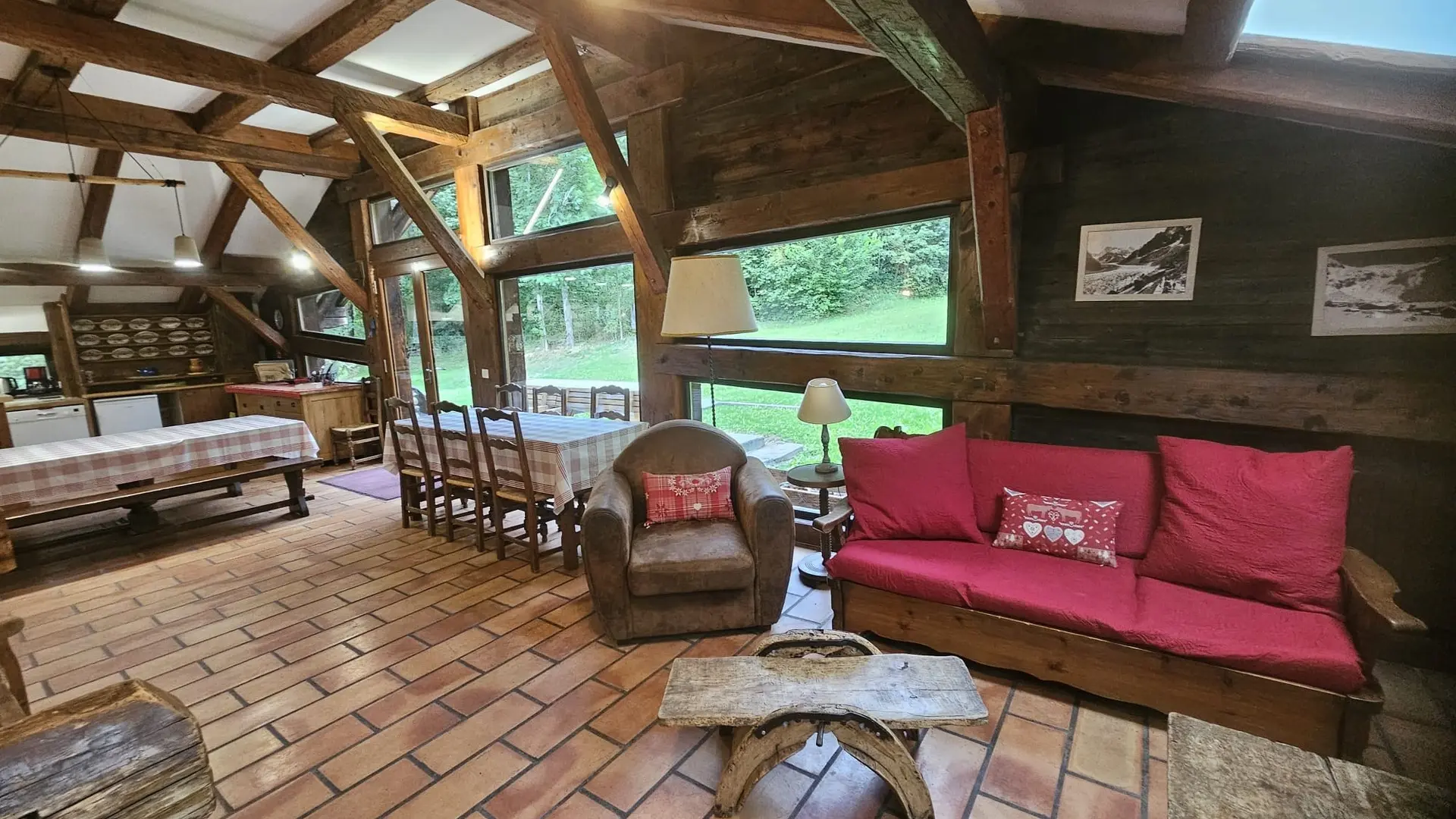 Grande baie vitrée donnant sur le jardin