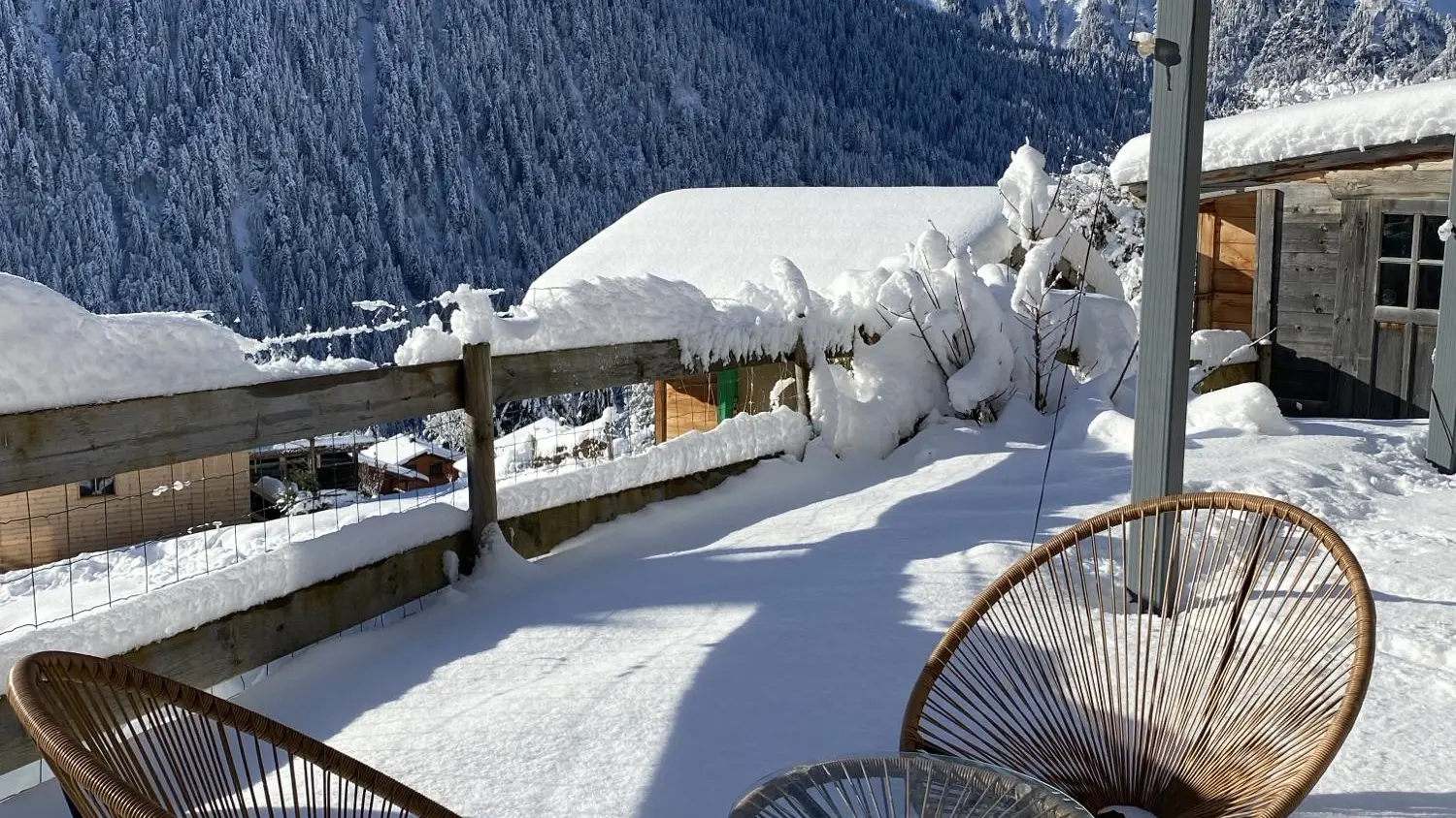 Terrasse sous la neige en hiver