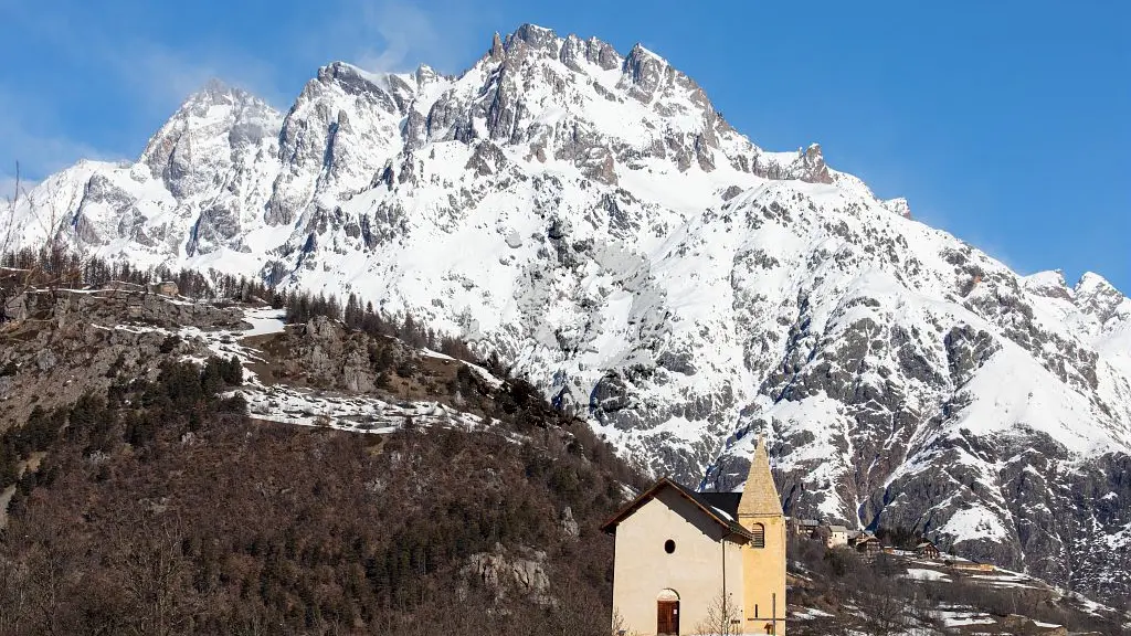 Chapelle Saint Romain et tempête de vent vers le massif des Agneaux.
