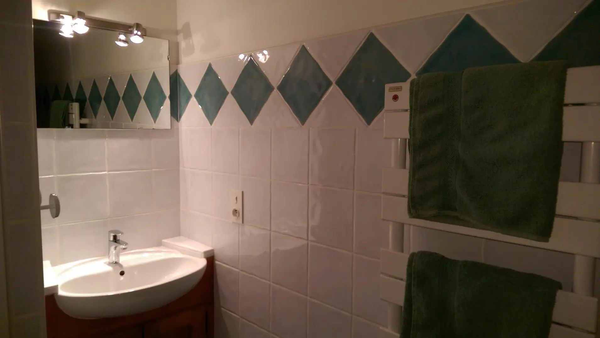 Salle d'eau (douche, toilettes, lave-linge). Serviettes fournies.