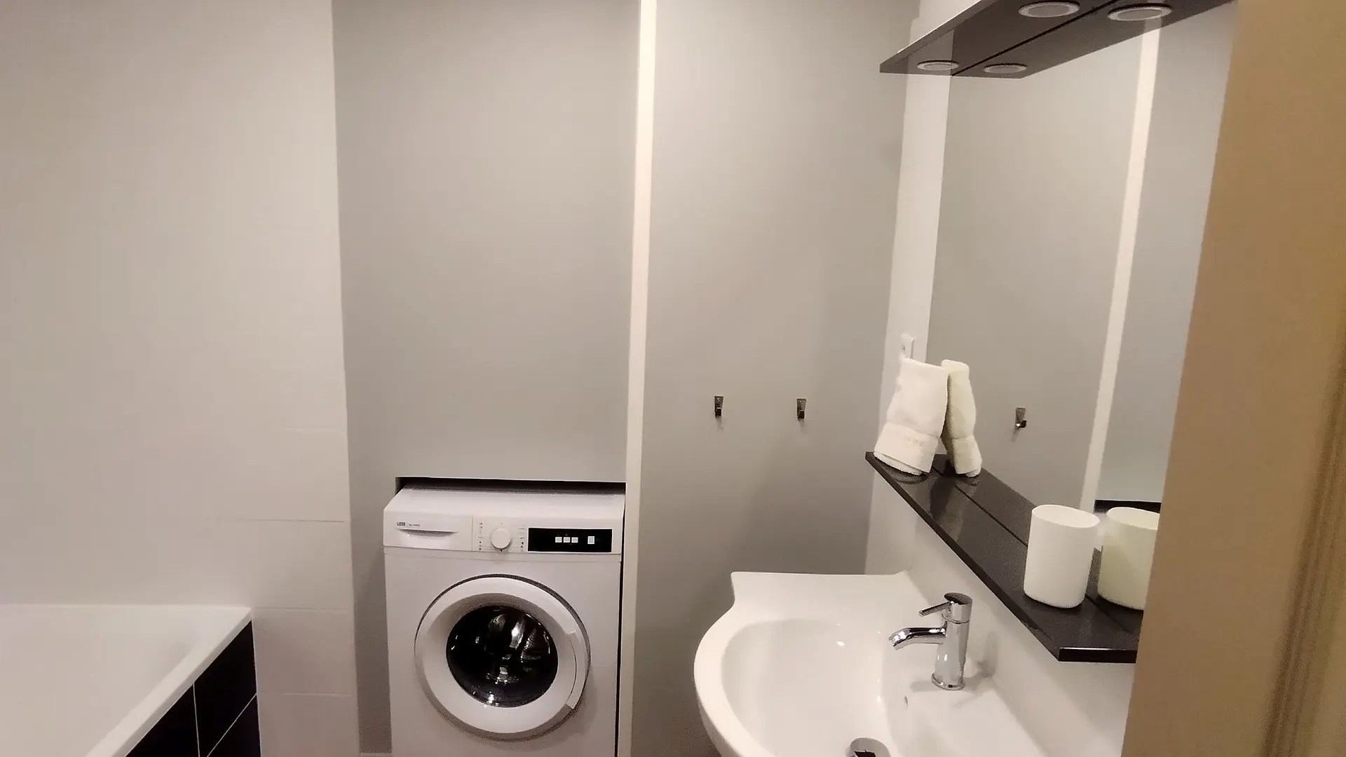 Salle de Bain avec Machine à Laver et Meuble vasque