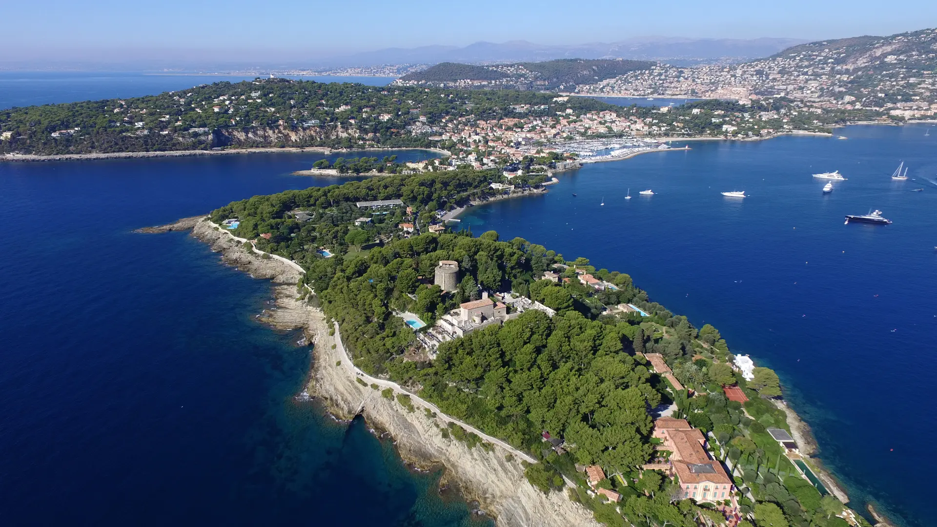 Vue aérienne du cimetière marin et de la pointe Saint-Hospice