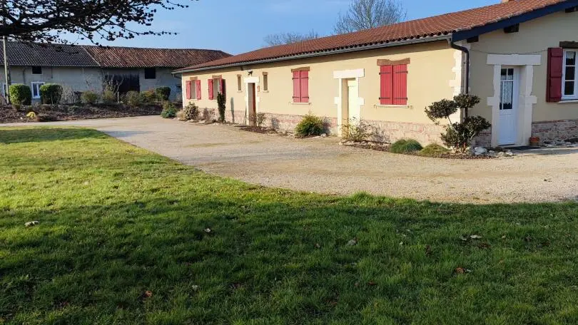 Façade extérieur des chambres d'hôtes en hiver.