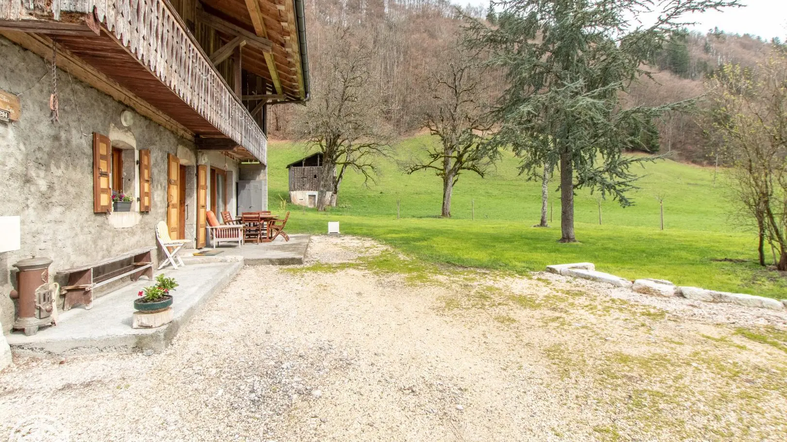 vue sur le devant de la maison avec une partie du jardin 
Sur cette photo, n'apparait pas le portique installé pour les jeux d'enfants