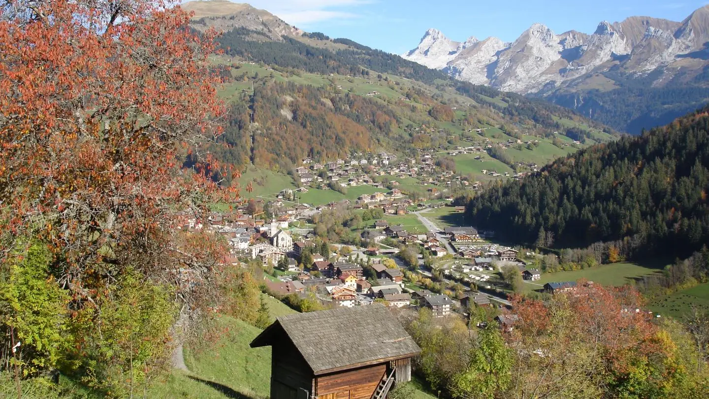 Le Grand-Bornand, la chaîne des Aravis, le Lachat, l'automne