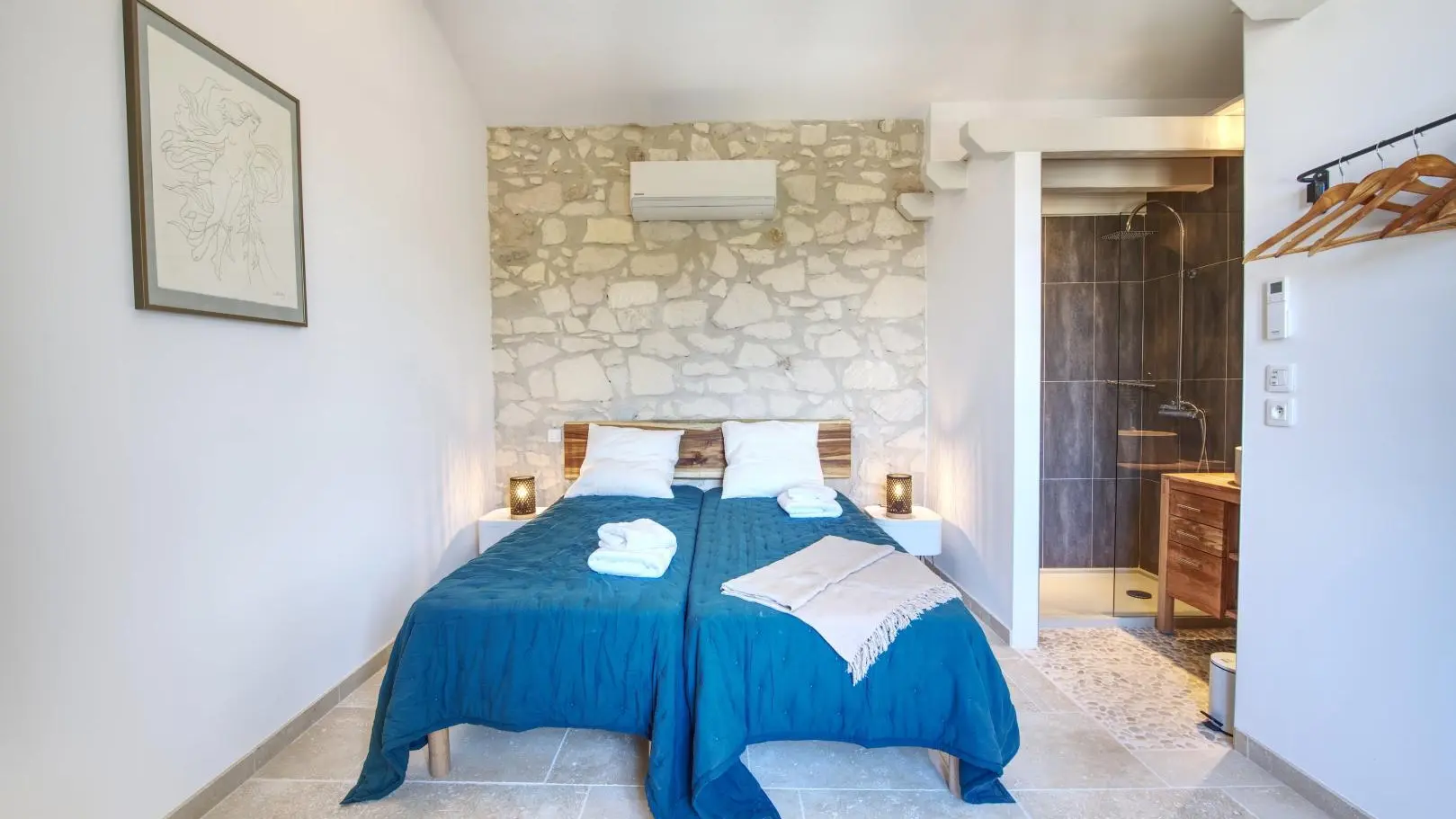 Chambre avec deux lits simple