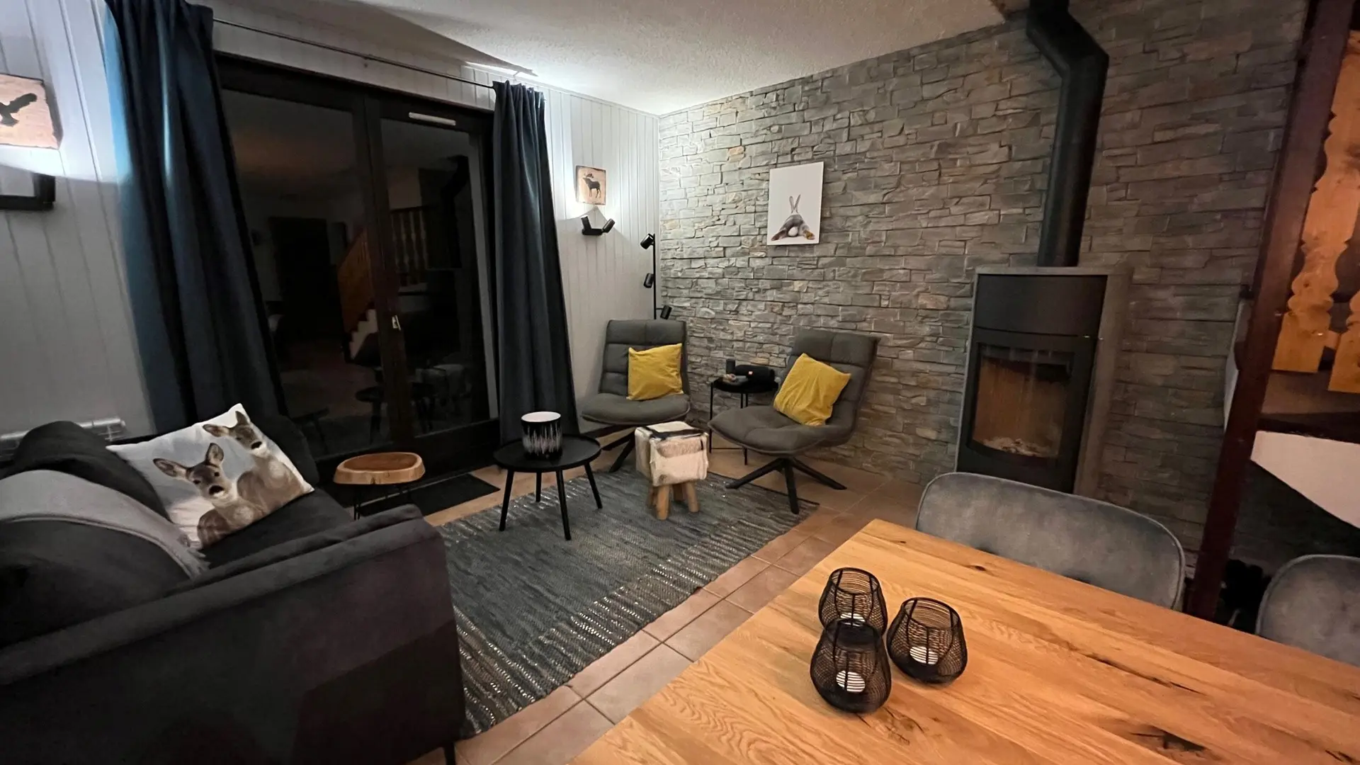 Coin séjour avec canapé et poêle à bois