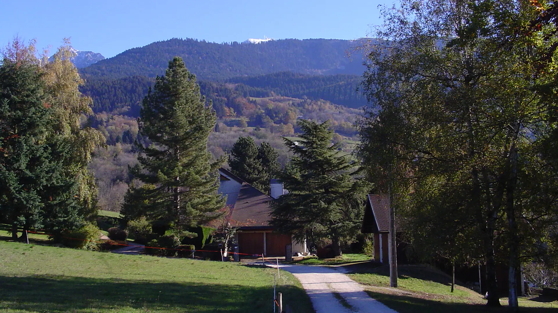 Chemin entouré de maisons au loin au cœur des montagnes.heClos de Martin